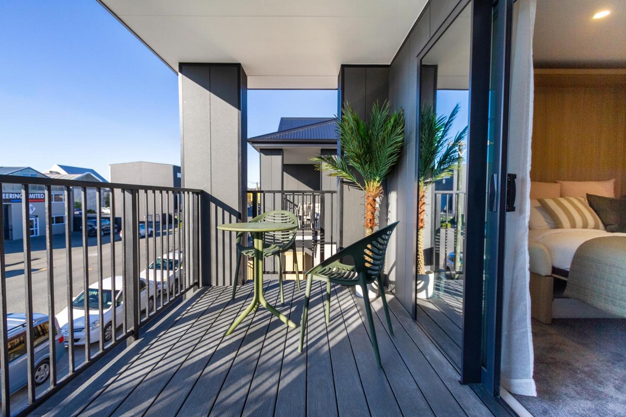 Luxury Studio With Balcony - Close To Supermarket Christchurch Extérieur photo