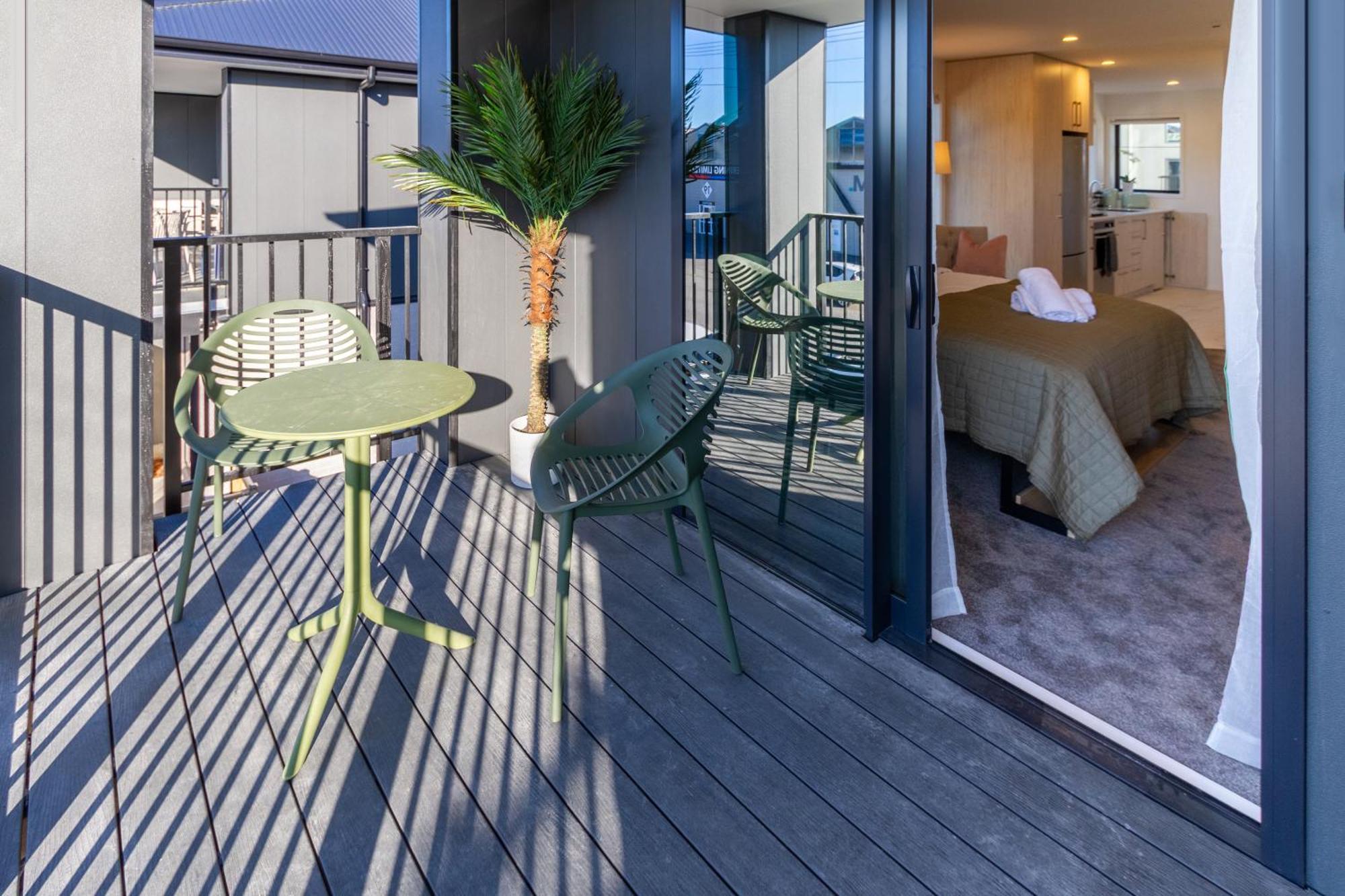Luxury Studio With Balcony - Close To Supermarket Christchurch Extérieur photo