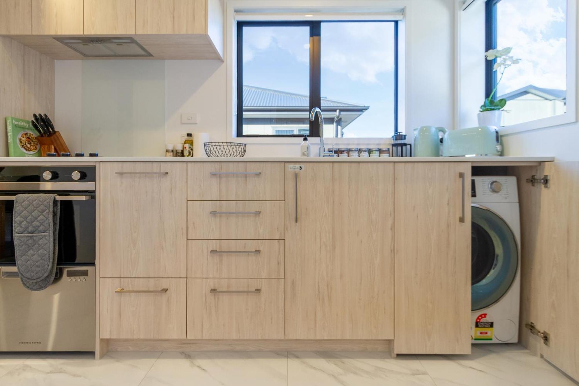 Luxury Studio With Balcony - Close To Supermarket Christchurch Extérieur photo
