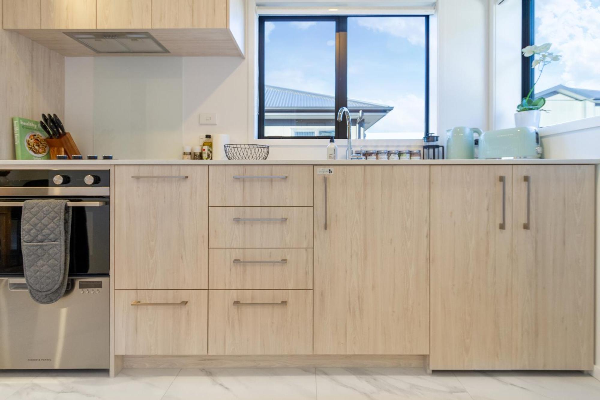 Luxury Studio With Balcony - Close To Supermarket Christchurch Extérieur photo