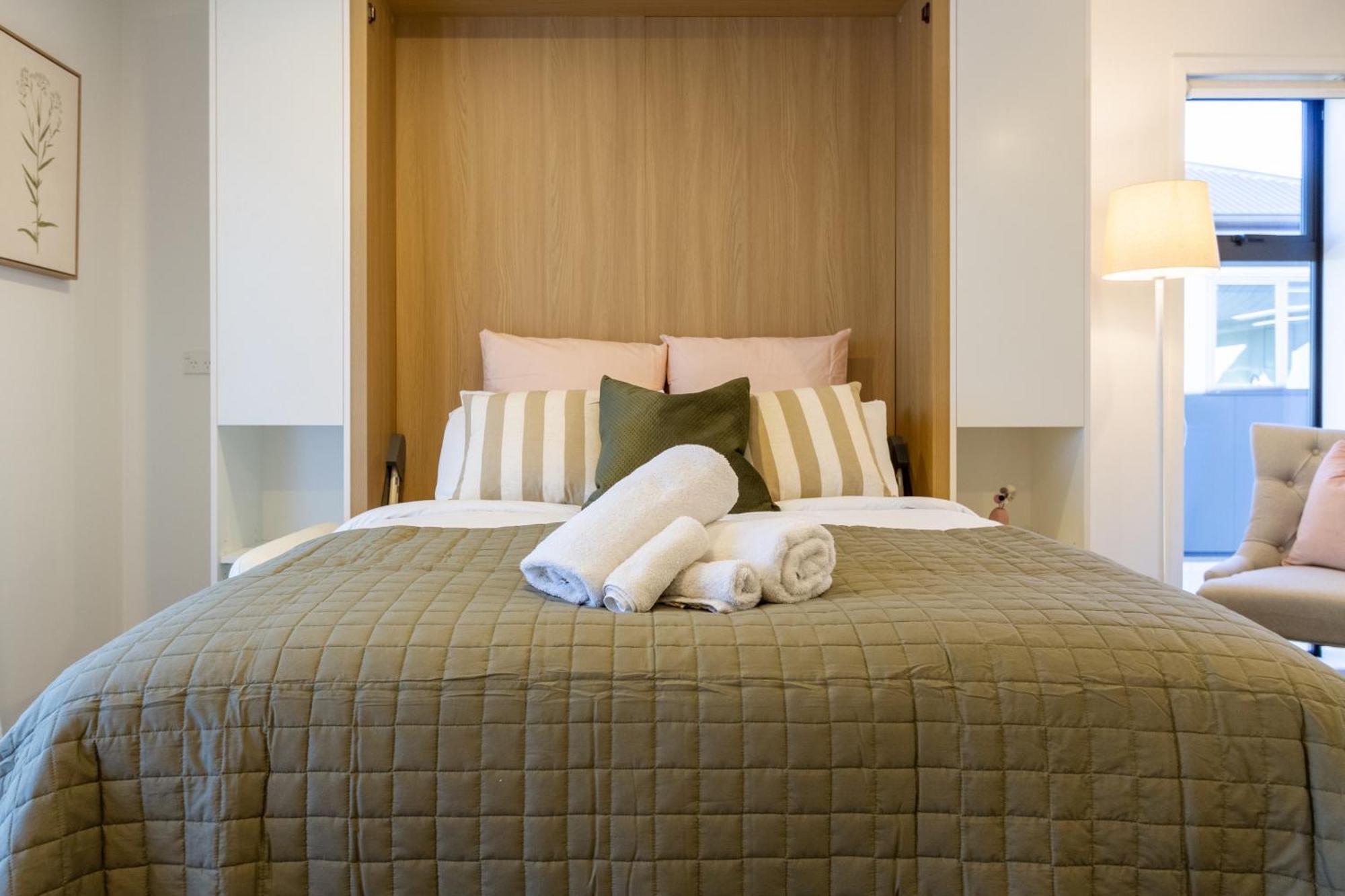 Luxury Studio With Balcony - Close To Supermarket Christchurch Extérieur photo