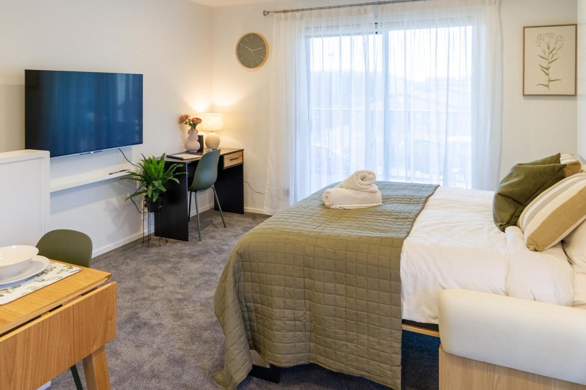 Luxury Studio With Balcony - Close To Supermarket Christchurch Extérieur photo